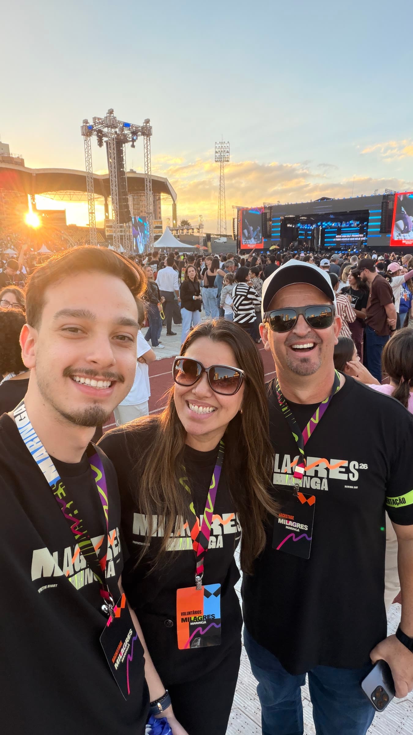Pedro with two members of the Milagres Maringá team at sunset